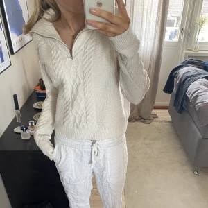 Vit stickad tröja - Säljer denna supermysiga stickade tröja. Perfekt nu till hösten. Den är lite nopprig men inget man tänker på om man inte kollar väldigt nära❤️