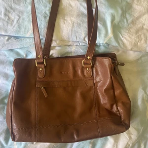 MCO stor handväska - Stor och jättefin rymlig skinnväska med märket MCO. Inga tecken på användning! Många fack och väldigt rymlig som sagt!