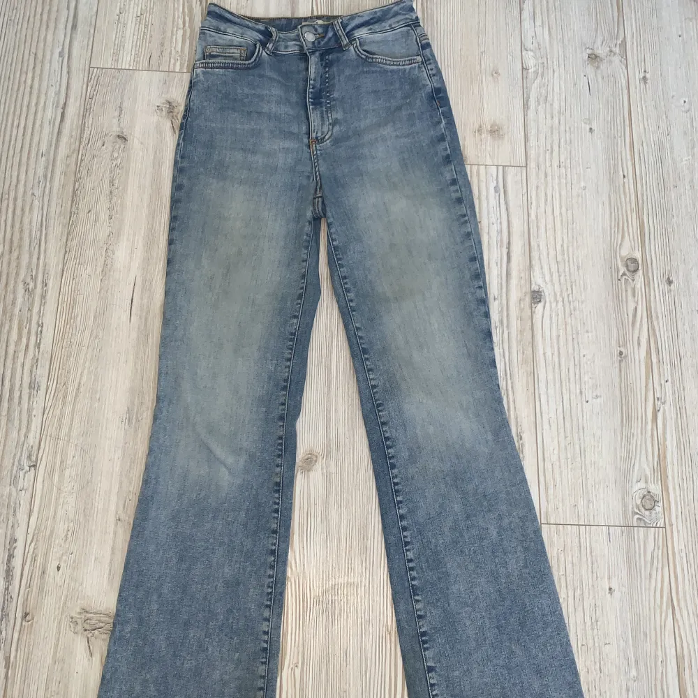 Säljer dessa fina jeans från Cubus då de tyvärr inte kommer till användning. Använda väl men bra skick, endast små defekter längst ner på benen 💕 jag är 163 cm. Jeans & Byxor.