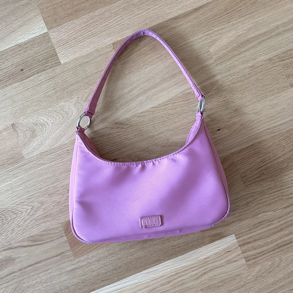jättesöt rosa väska från NAKD. 💞💗den är väl använd, därav lågt pris. hör av dig om du undrar något!. Väskor.