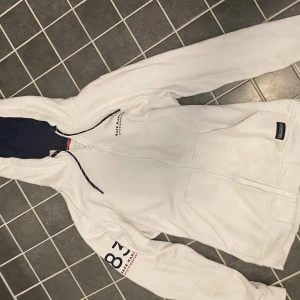 Race Marine hel zip - En skön vit hel zip från Race Marine. Bra skick, haft i ungefär ett år, men har knappt använt under senaste halvåret. Original pris: 699kr. Jag kan tänka mig 250-300kr, pris kan diskuteras. Storlek S. 