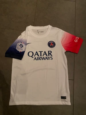 Psg fotbollströja - Psg fotbollströja i väldigt bra skick. Storlek Small 349kr. 