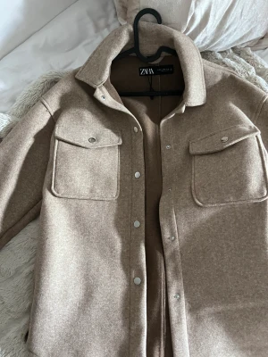 Höst jacka  - Jacka från zara, använd 1 gång så i helt nytt skick, det är en oversize Model därav jag säljer då det inte passar mig, jätte fin!!! 