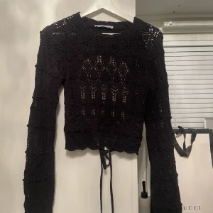 Virkad tröja - Säljer denna stickade/virkade tröja med öppen rygg🤍