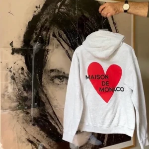 Amore hoodie  - Jätte trendig och snygg hoodie med tryck på baksidan och ett litet där fram. Väldigt bra skick och knapp använd. Säljer då den inte kommer till användning. 