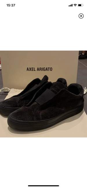 Säljer dessa Arigato 360 Laceless i färgen svart. Skorna är inte i bra skick, därav priset. Pris kan diskuteras vid snabb affär. Obs. Lådan medföljer inte