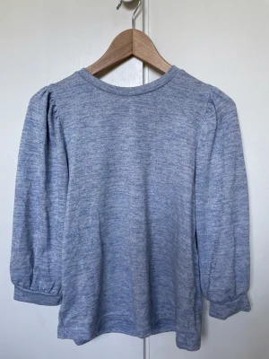 Blå topp - Storlek S från b.younq 🤍 Köparen står för frakt 