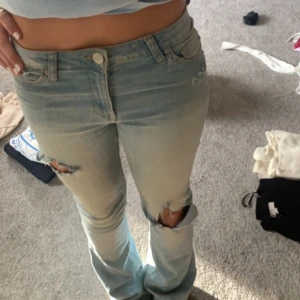 Low jeans - Låg midjade jeans med hål kom gärna med pris förslag 