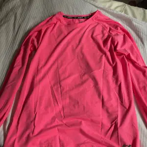 En rosa träningströja, fint skick, passar storlek S, köpare står för frakt