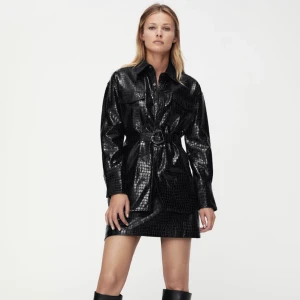 Vårjacka  - Faux leather ”jacka”. Helt oanvänd, prislapp kvar. Köpt för 499kr, säljes för 250kr. Storlek M.