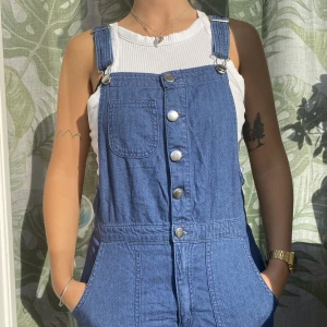 Hängselbyxor, shorts - Fina hängselbyxor, shorts, i tunnare jeanstyg, storlek 38 men skulle snarare säga 36💙