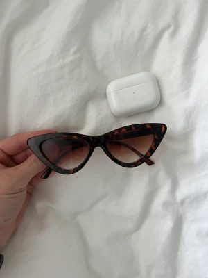 Solglasögon cateye - Snygga solbrillor! Aldrig använda. Lite cat -eye 