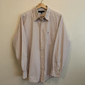 Vintage Tommy Hilfiger skjorta - Tommy Hilfiger skjorta i utmärkt skick. Skicka dm vid frågor :)