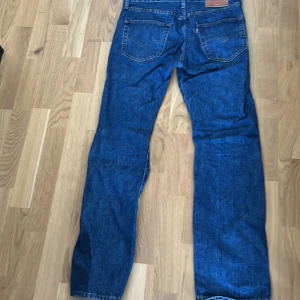 Blåa Levis jeans - Säljer mina blåa levis 501 jeans för de bara ligger i garderoben, (Nypris runt tusenlappen). Använda max 3 gånger. Extremt bra skick, som nya. Pris kan ändras vid snabb affär.