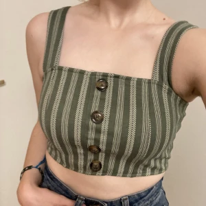 Grön Crop Top - En randig grön crop top med snygga bruna knappar 💚  Priset kan diskuteras 🙌