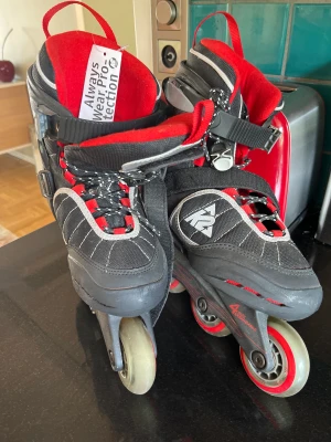 Barn Rullskridskor  - Stadiga och rejäla rullskridskor i fint skick. Märke Raider , storlek 35-37 Använd ett fåtal ggr. finns i sollentuna 