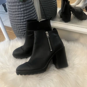 Svarta boots med klack  - Superfina och bekväma men kommer tyvärr aldrig till användning