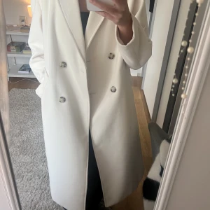 Lång höstkappa  - Snygg och stilren kappa, aldrig använd 