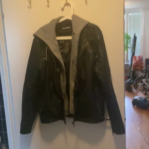 Skinnjacka - Storlek xl med tillhörande huva som går att ta av.