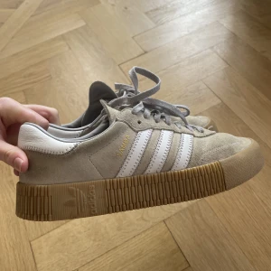 Samba adidas  - Säljer dessa adidas samba sneakers, kommer inte till användning längre, bra skick! Inga defekter. 💗