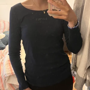 Esprit tröja  - Fin esprit tröja som knappt är använd. Alla diamanter sitter kvar. Katt finns i hemmet men tvättas självklart innan den skickas 