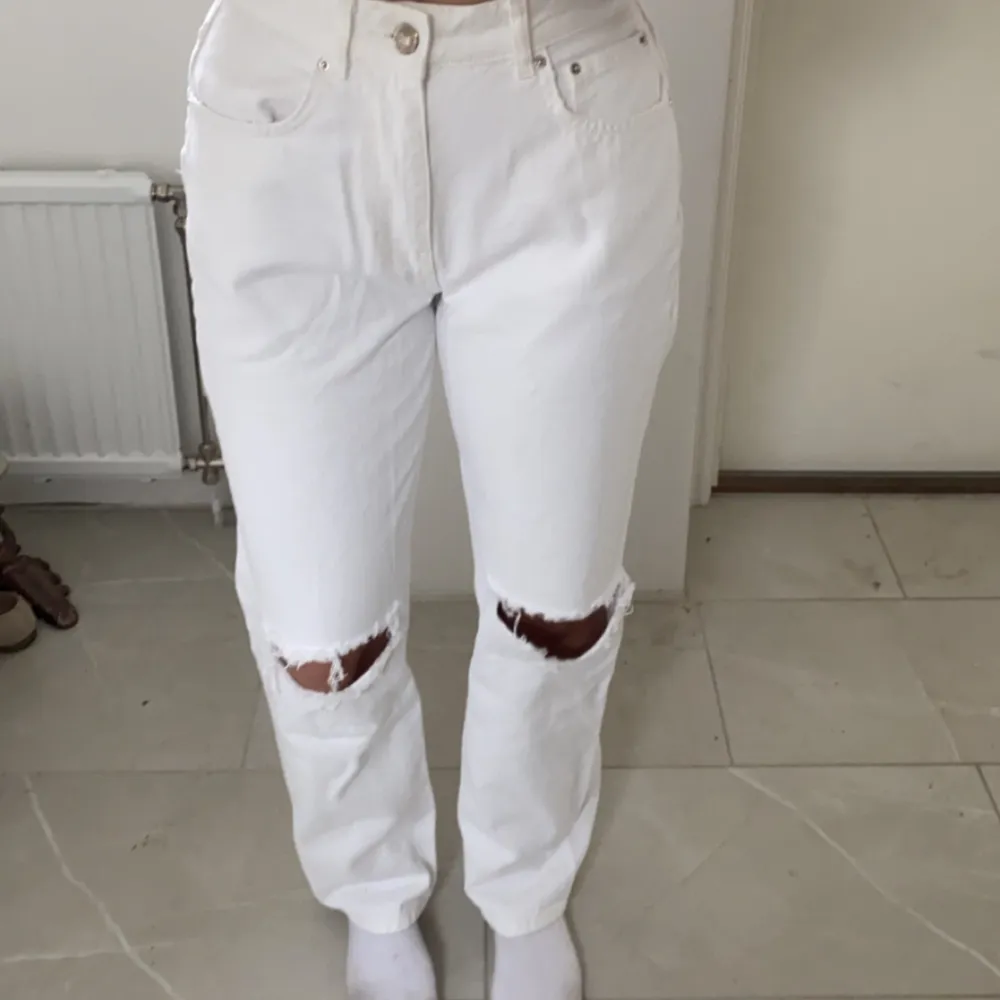vita jeans från Gina tricot. pris går att diskutera.. Jeans & Byxor.