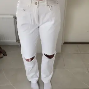 vita jeans från Gina tricot. pris går att diskutera.