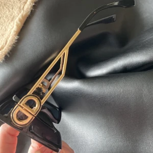 CD solglasögon  - CD solglasögon, fått de från min vän, aldrig använda, bra i skick.