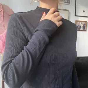 Svart långärmad - Jättefin långärmad, lite ribbad tröja. Halsringningen är lite högre vilket är en så fin detalj. Storlek L men skulle snarare säga M