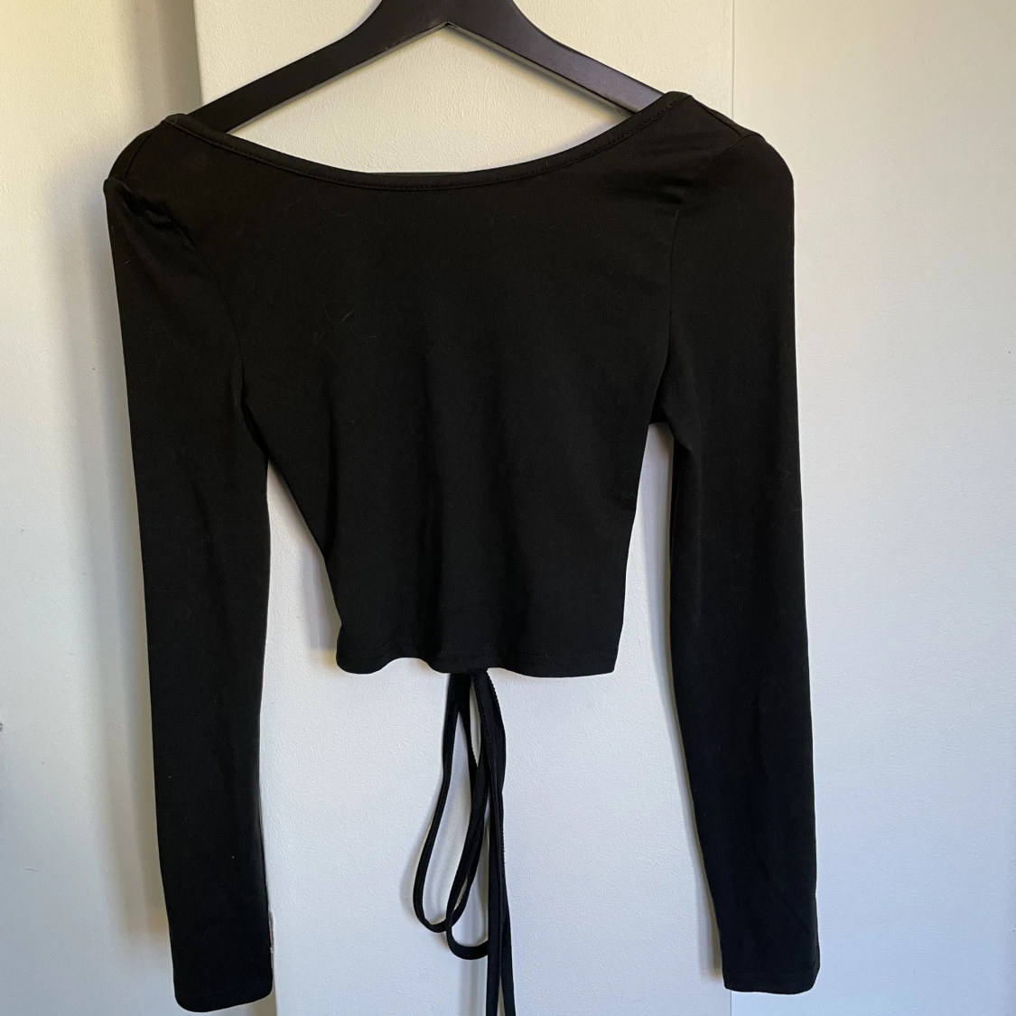 Svart långärmad med öppen rygg