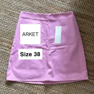 Säljer denna rosa jeans kjol från arket i storlek 38, men skulle säga att den är flexibel, funkar 36-40. Säljer massa saker efter flytt! Kika gärna. Kjolen är oanvänd!  Möts upp om så önskas!