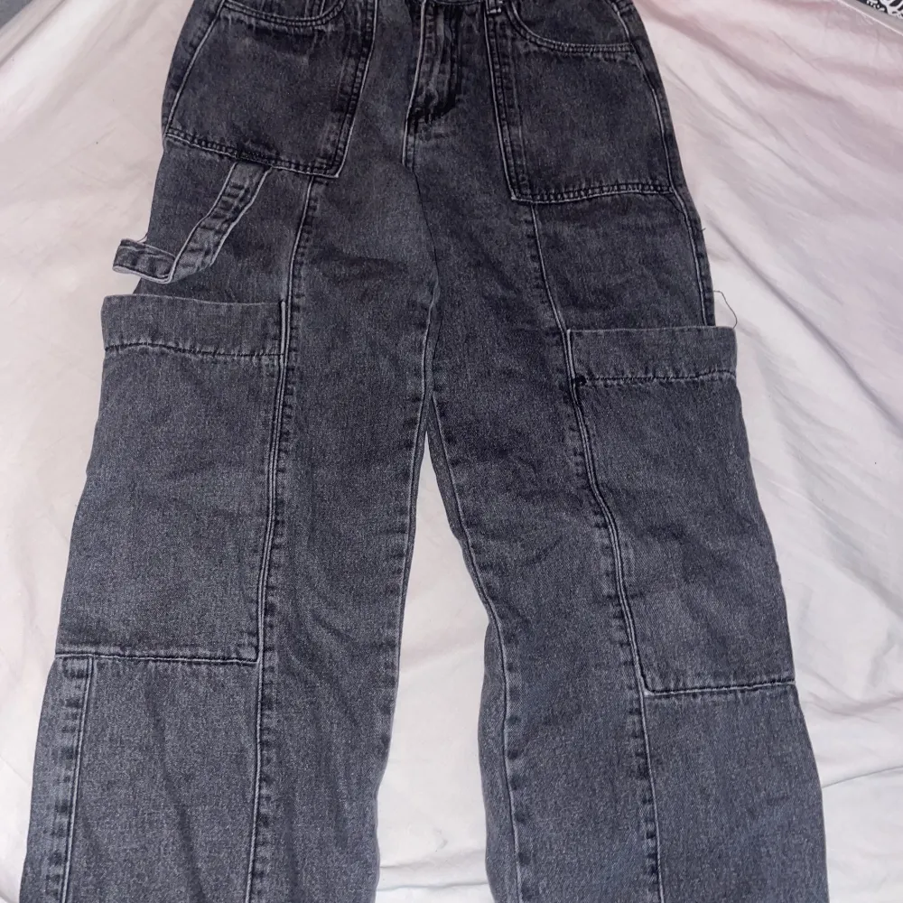Ett par jeans från märket romwe som jag säljer eftersom att dom har blivit för små, ser ut som dom ska förutom att det är lite nött på högra fickan, köpta för 249kr. Jeans & Byxor.