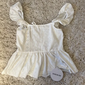 Linne med öppen rygg - Linne med öppen rygg och knytning. I storlek XS eller 34