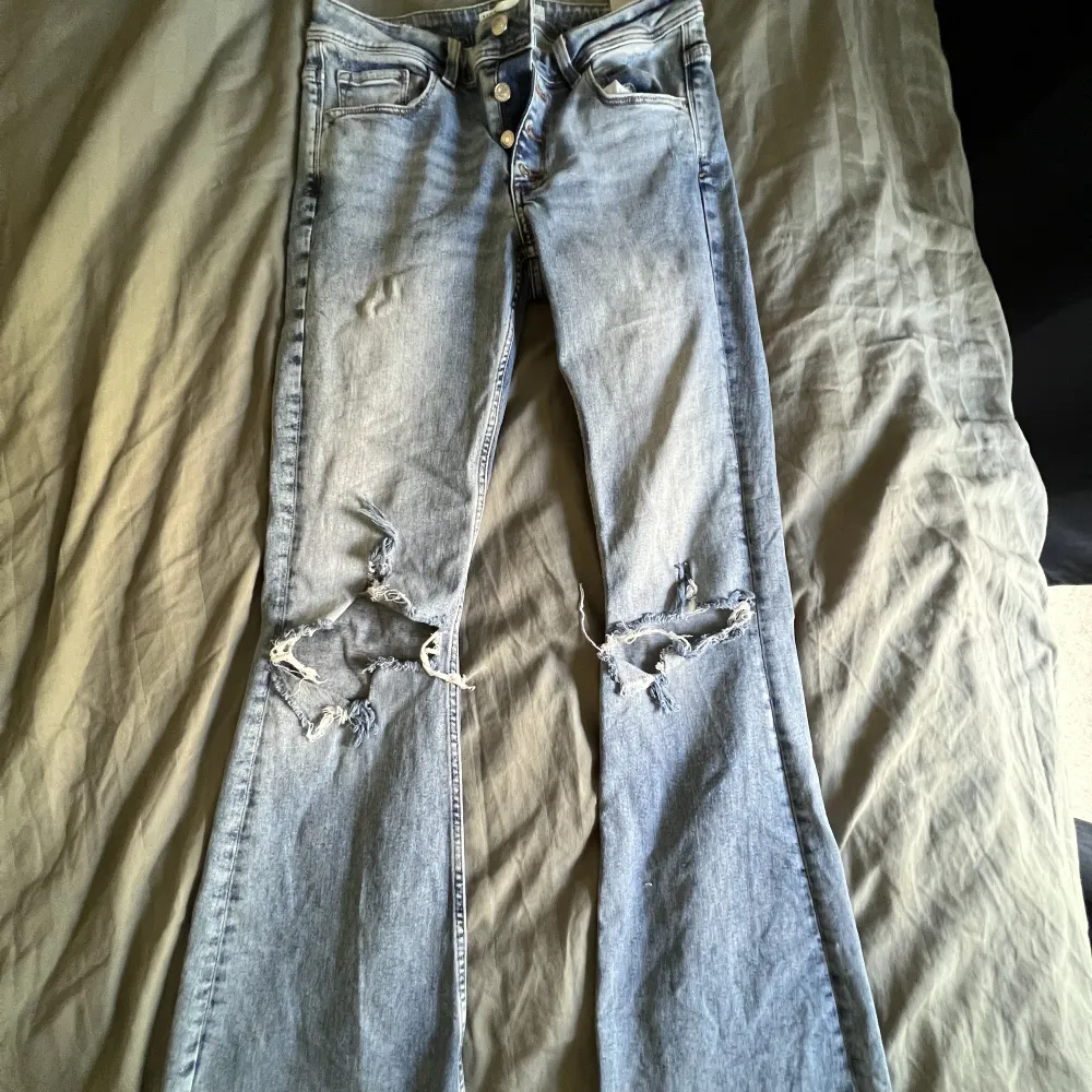 Lågmidjade jeans med bootcut från zara!🥰💕 storlek 38 och väldigt långa💕 finns ej att köpa längre. Enda defekten är ett litet hål bak (skriv om ni vill se bild så fixar jag det☺️💕) men är jättelätt att sy igen!. Jeans & Byxor.