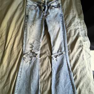 Lågmidjade jeans med bootcut från zara!🥰💕 storlek 38 och väldigt långa💕 finns ej att köpa längre. Enda defekten är ett litet hål bak (skriv om ni vill se bild så fixar jag det☺️💕) men är jättelätt att sy igen!