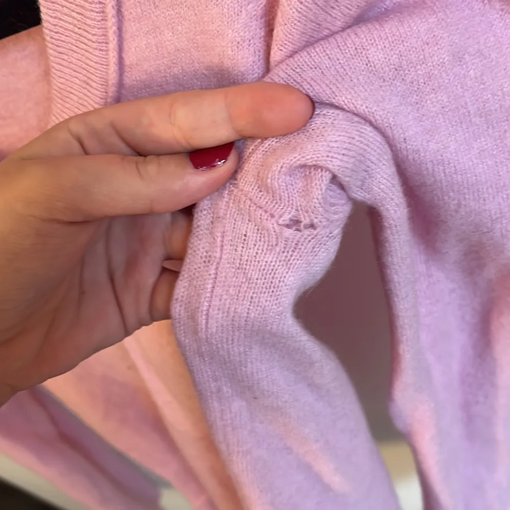 Skit fin rosa stickad tröja, den har långa ärmar. I armhålan finns ett litet hål, se bild 3. Knappt använd. 💞. Stickat.