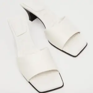 Sandal klackar, krämvita, 5 cm klack, använda 2 gånger, 100% äkta läder, storlek 42 men ganska små i storleken . Nypris 599kr