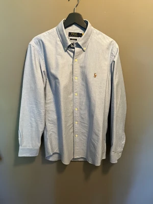 Ralph Lauren skjorta  - Riktigt sjysst Ralph Lauren skjorta i väldigt bra skick då den endast är använd en gång bara att höra av sig vid funderingar !