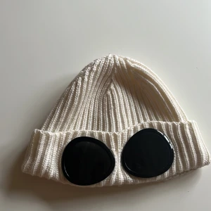 Cp company mössa - Säljer nu denna då jag icke använt den på 1,5 år. Köpt på NK, klippt av tagsen e gamla modellen så är inte lika stor som nya så den blir inte toppad när man har på sig den