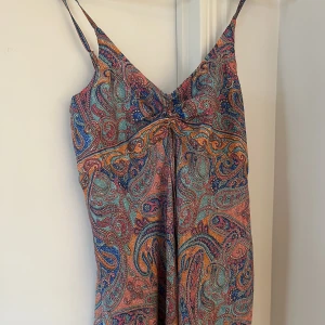 ibiza klänning  - långklänning med fint mönster, trendig