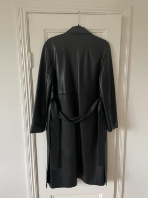 Kappa i fuskskinn  - Snygg kappa i fuskskinn från Zara. 