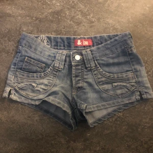 Retro shorts  - Coola low waisted retro shorts i storlek w25 från H&M. Så fin!!