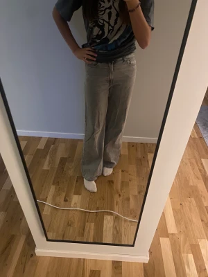 Gråa jeans - Skit fina gråa jeans, den är kort för mig när ja går och är inte använd. Den är i jätte bra skick och köptes för 300kr. Jag är 173 så den passar längre personer osså. Priset går att diskuteras💗