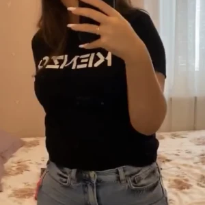 Kenzo - Svart t-shirt från Kenzo som är köpt för 700kr. Säljer för endast 300kr då den aldrig kom till användning. Är i storlek Small men passar även XS och M