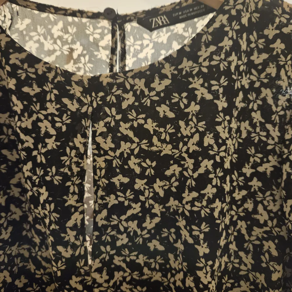 Zara flower print dress in very good condition. Only worn 3 times. . Klänningar.