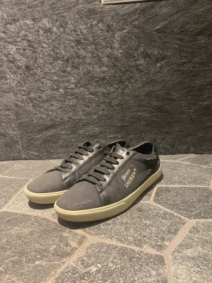 Saint Laurent skor  - Hej! Säljer nu dessa super snygga saint Laurent skor. Skorna är i superfint skick 9/10. Bara skorna medföljer 