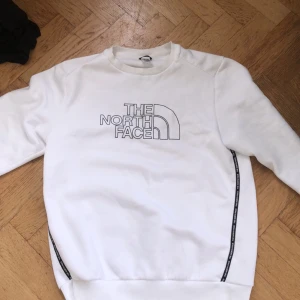 North Face tröja helvit - Storlek:M Skick 10/10 Oanvänd Var för stor för mig så vill sälja!