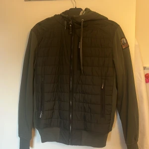 Parajumper höstjacka - Den perfekta jackan inför hösten! Måste tyvärr sälja min parajumper höstjacka då jag flyttar till varmare plats och har inte använda av den längre! 