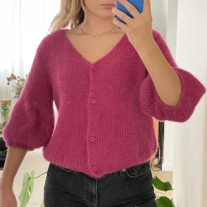 Stickad kofta - En helt otrolig stickad ”fjunig” kofta med ballongärm från NAKD i storlek XS. Aldrig använd så i nyskick. Vid många intresserade så blir det budgivning💕