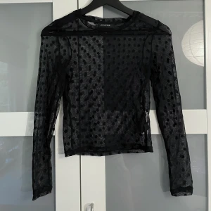 Meshtopp - Svart meshtopp med prickar från Monki! Såå söt!! 